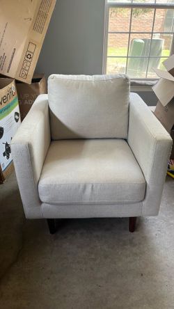 Free arm chair (scratched/worn— see pictures)