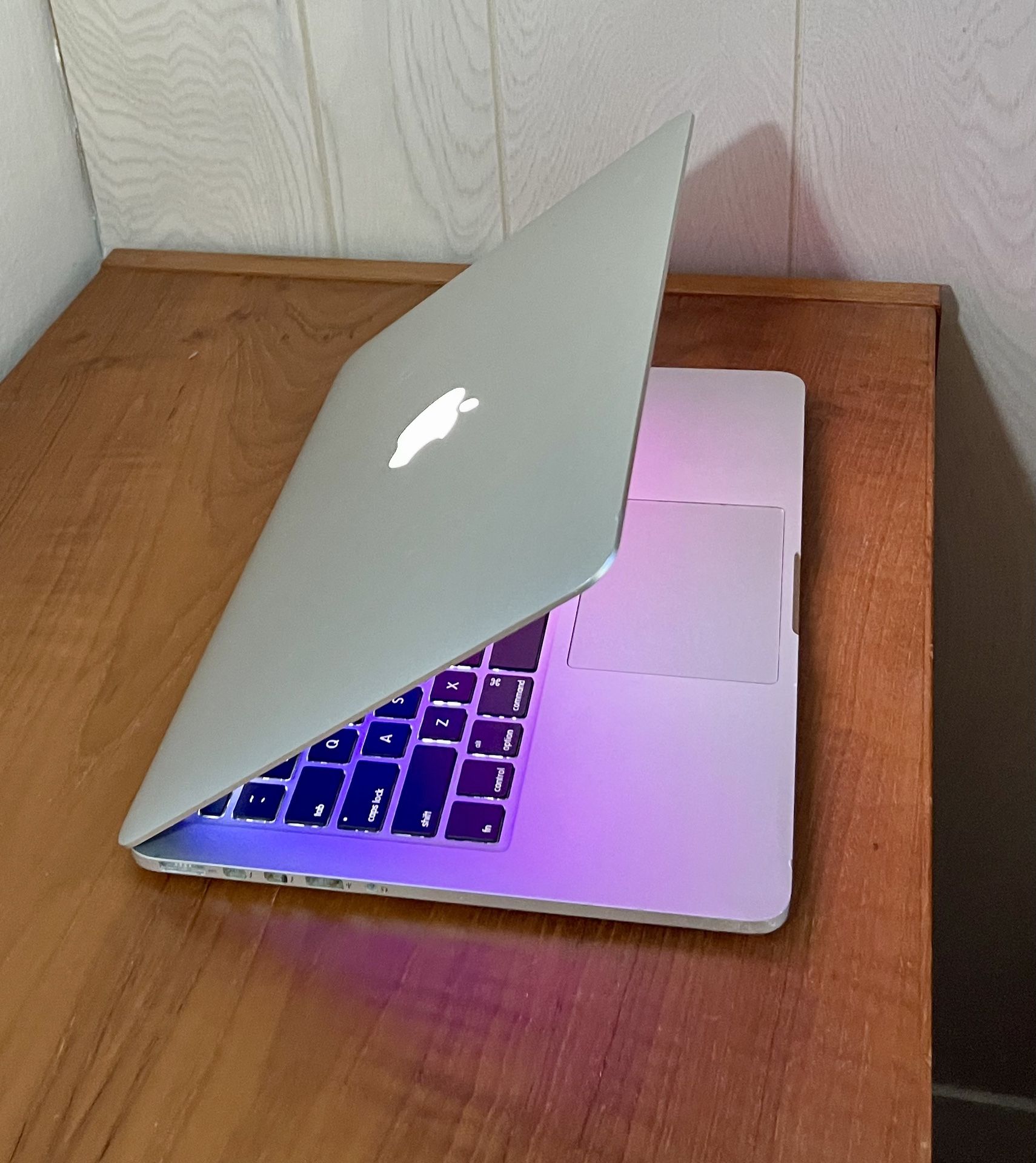 Apple MacBook Air 13” I5/8GB/256GB SSD $180