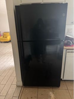 21.9 cu. ft. Top Mount Refrigerator - Black 2yrs old moving don’t need it anymore