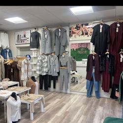 Woman’s Boutique Fixtures, Mannequins, Cash Wrap