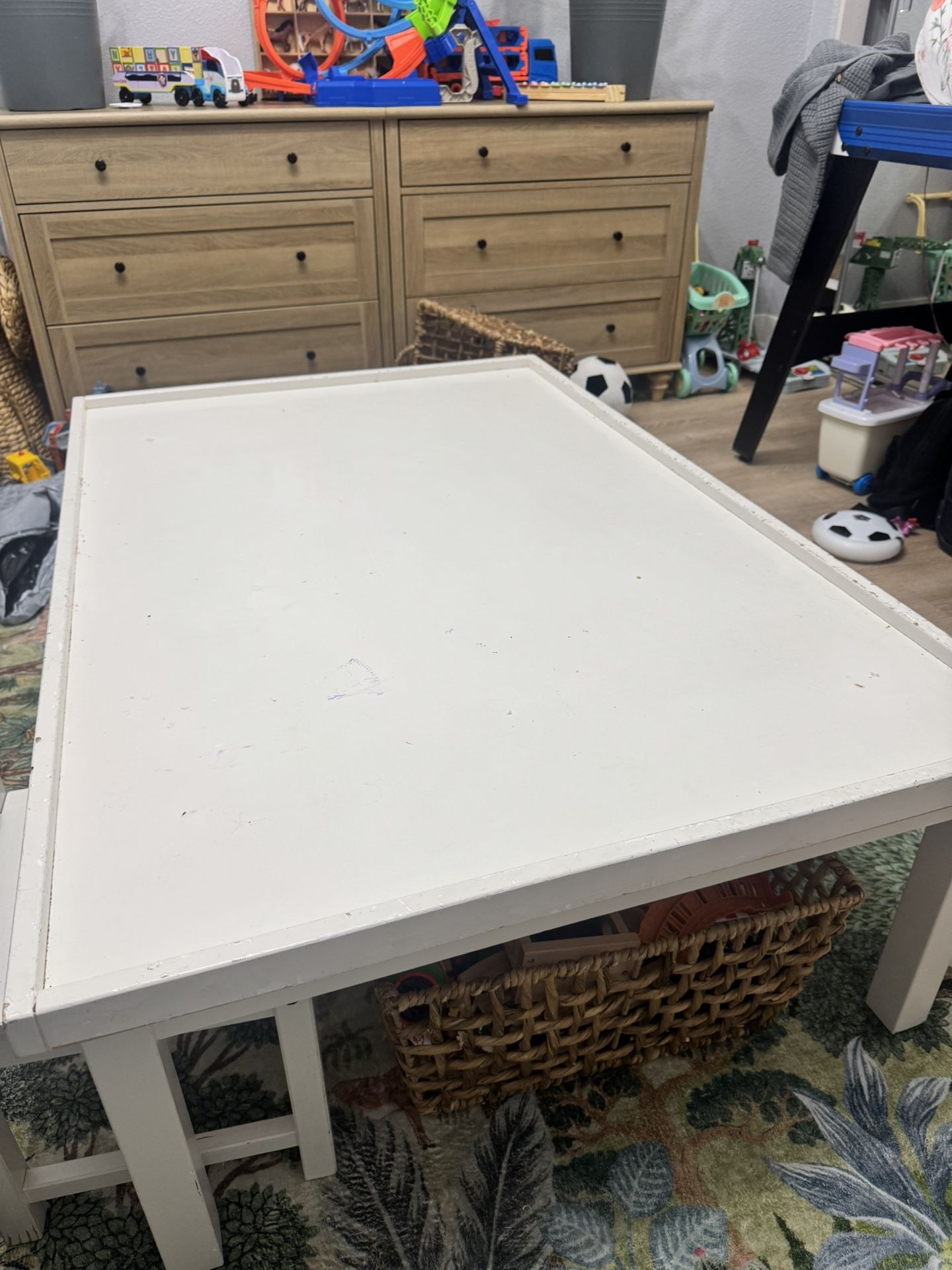 Pottery barn Kods Play Table