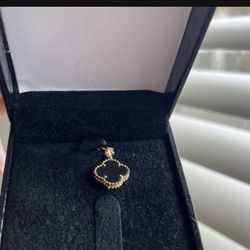 Van Cleef Gold Neckless No Chain