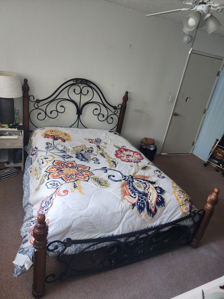 Used But π― good Queen Side BED with A Full Mattress Only $60 for both