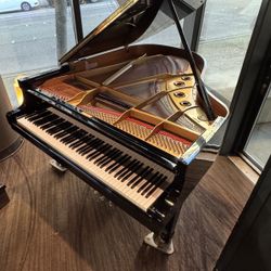 Yamaha C3 Grand Piano – Polished Ebony – Exceptional Condition 