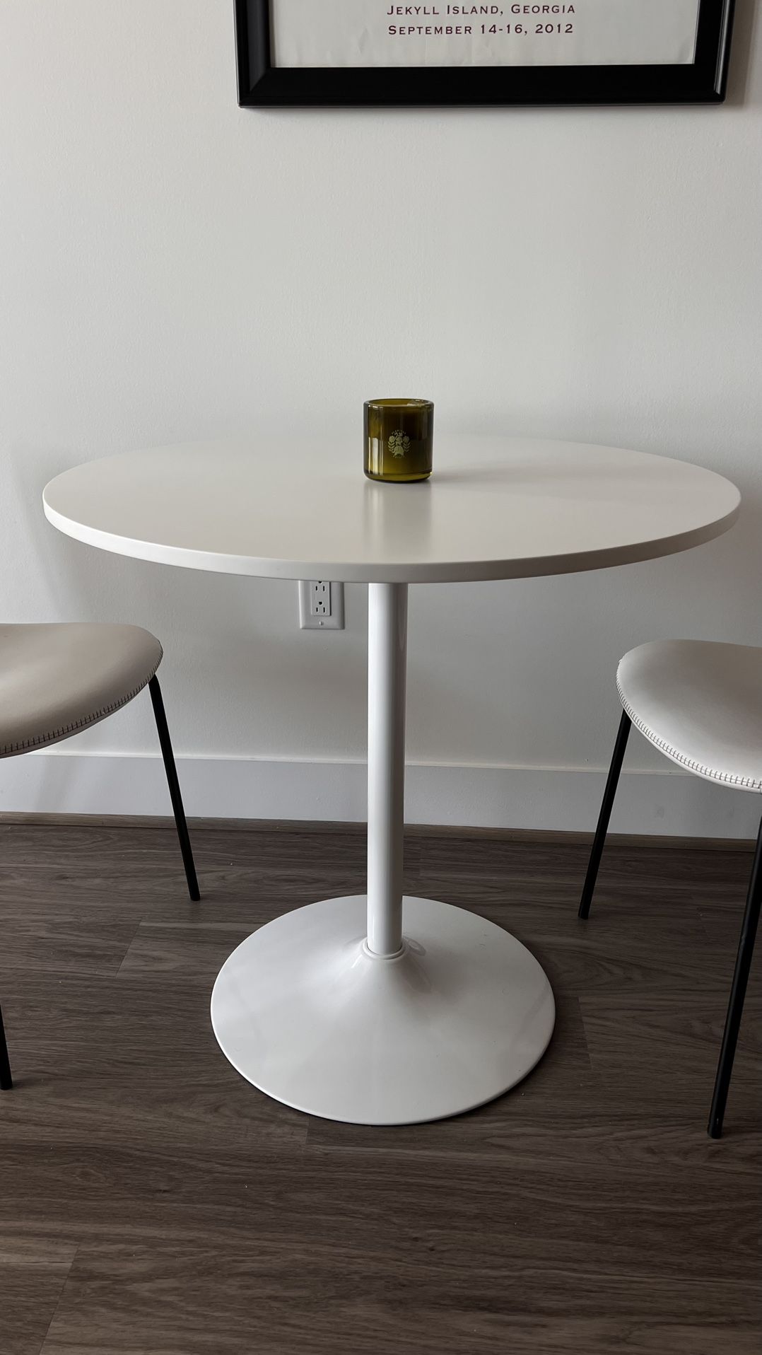 31” White Tulip Round Dining Table *NEED GONE ASAP*