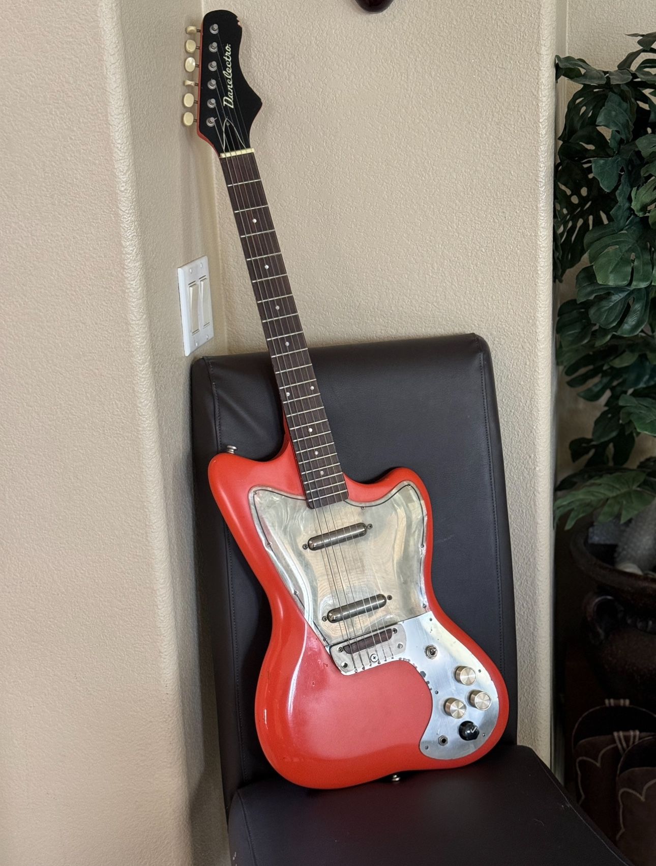 Danelectro Hornet Dead On 67