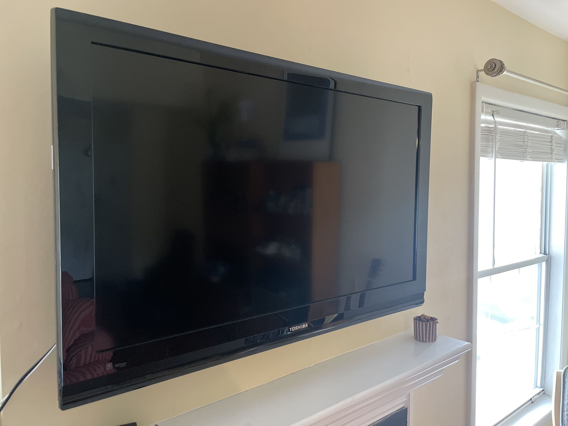 Toshiba 40" LCD TV - 1080p HDTV Model 40RV525R