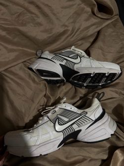 NIKE V2K Run SE (Women 7.5)