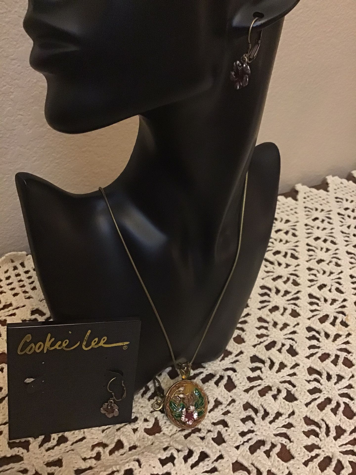 NWT Cookie Lee Set Photo Locket, Necklace & Matching Earrings