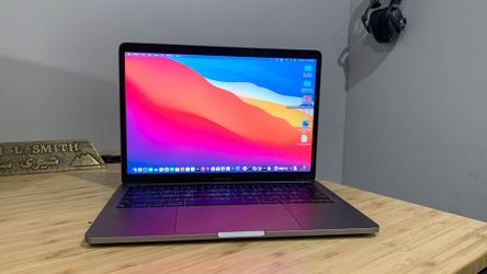 Macbook Pro 15" 256gb 16GB RAM i7 touch bar