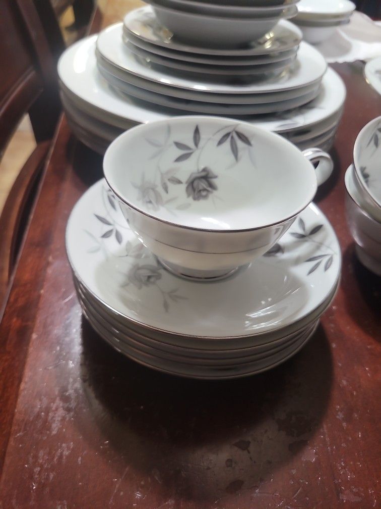 NORITAKE CHINA 5851 ROSAMOR Plate Set