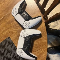 2 Ps5 Controllers 