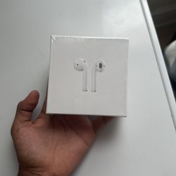 White Apple Airpod gen 2 with wireless charging case 