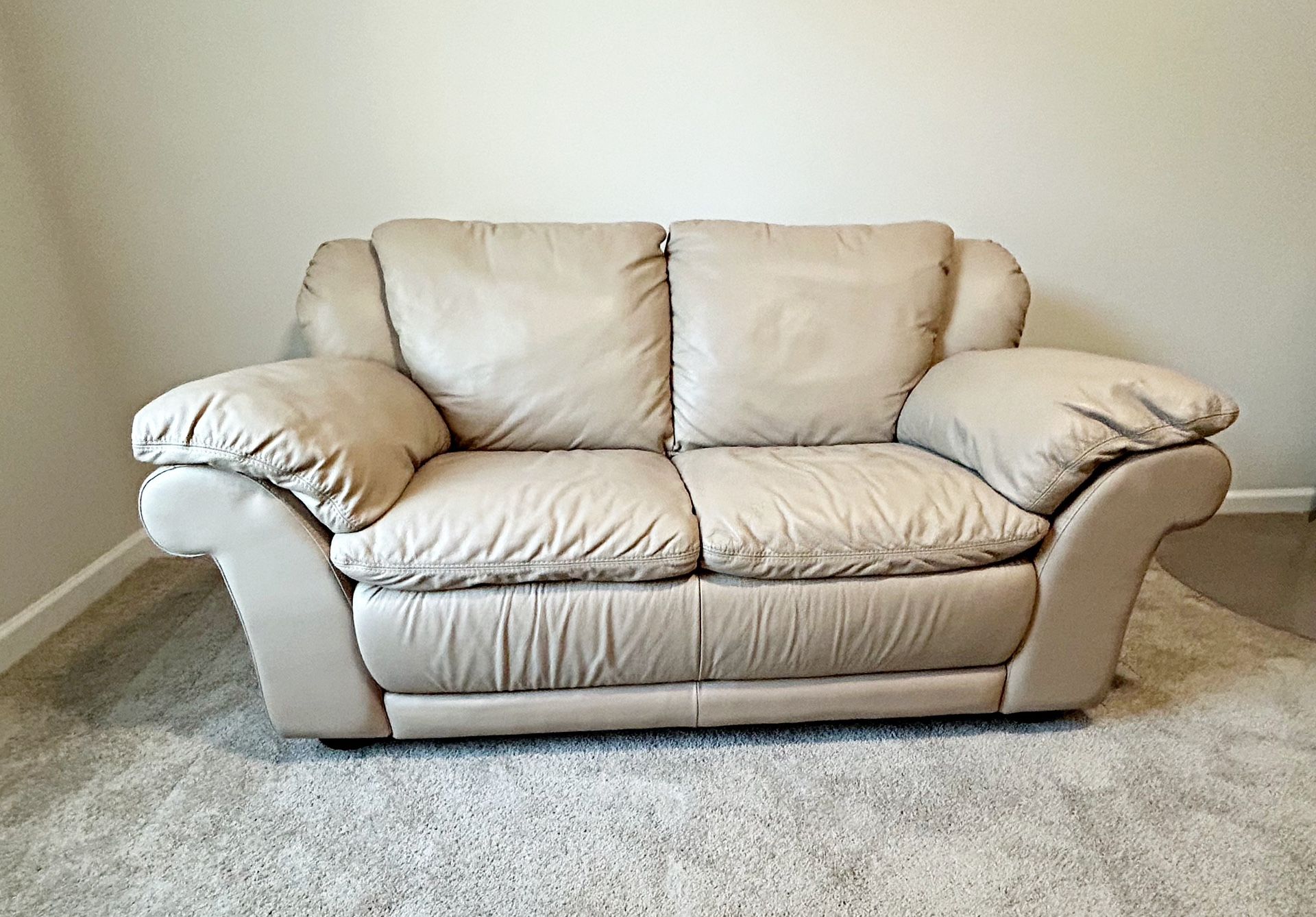 Beautiful Tan Leather Loveseat Thick Cowhide Leather - $175 (Powder Springs) 