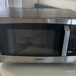 Toshiba Microwave 1350 Watts Like New
