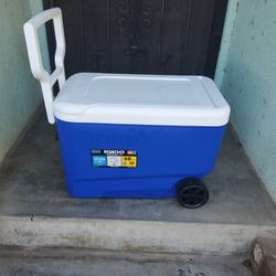 Igloo 38 Rolling Ice Chest 