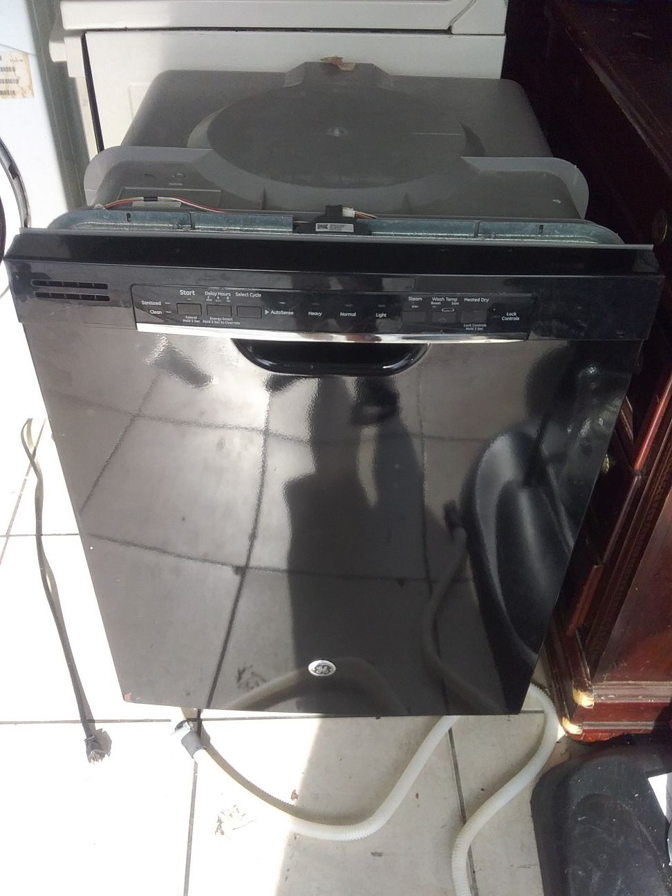Black ge dishwasher with plastic tub in excellent working condition