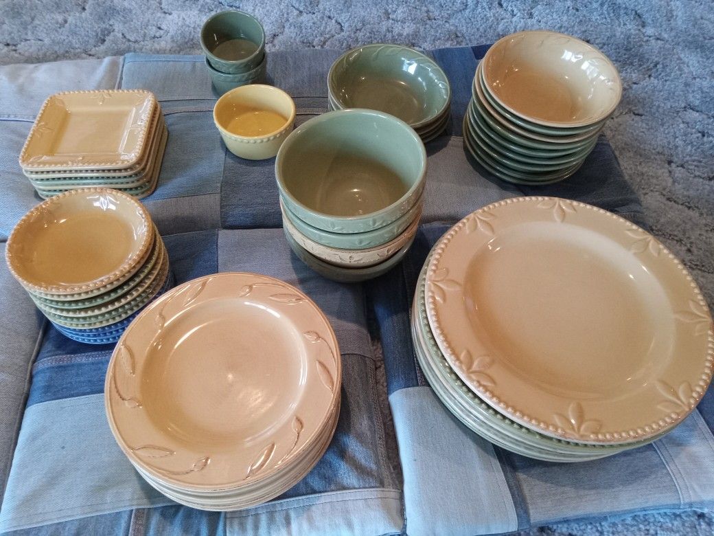 SIGNATURE SORRENTO DINNERWARE & SERVING PIECES