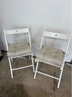 2 foldable wooden chairs with cushions