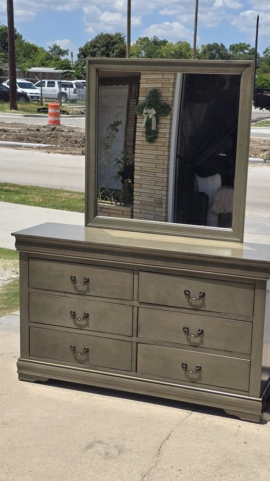 DRESSER WITH MIRROR 