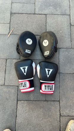 TITLE Boxing Gloves + Muhammad Ali Focus Mitts