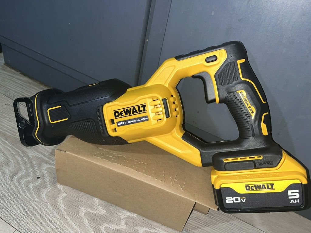 Reciprocating Saw DeWALT And Battery 