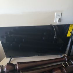 $100 obo 35in Hisense Roku TV