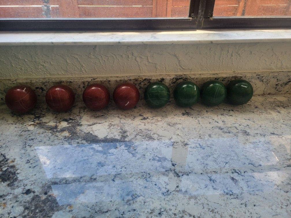 8 Bocce Balls