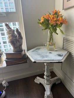 Pedestal table