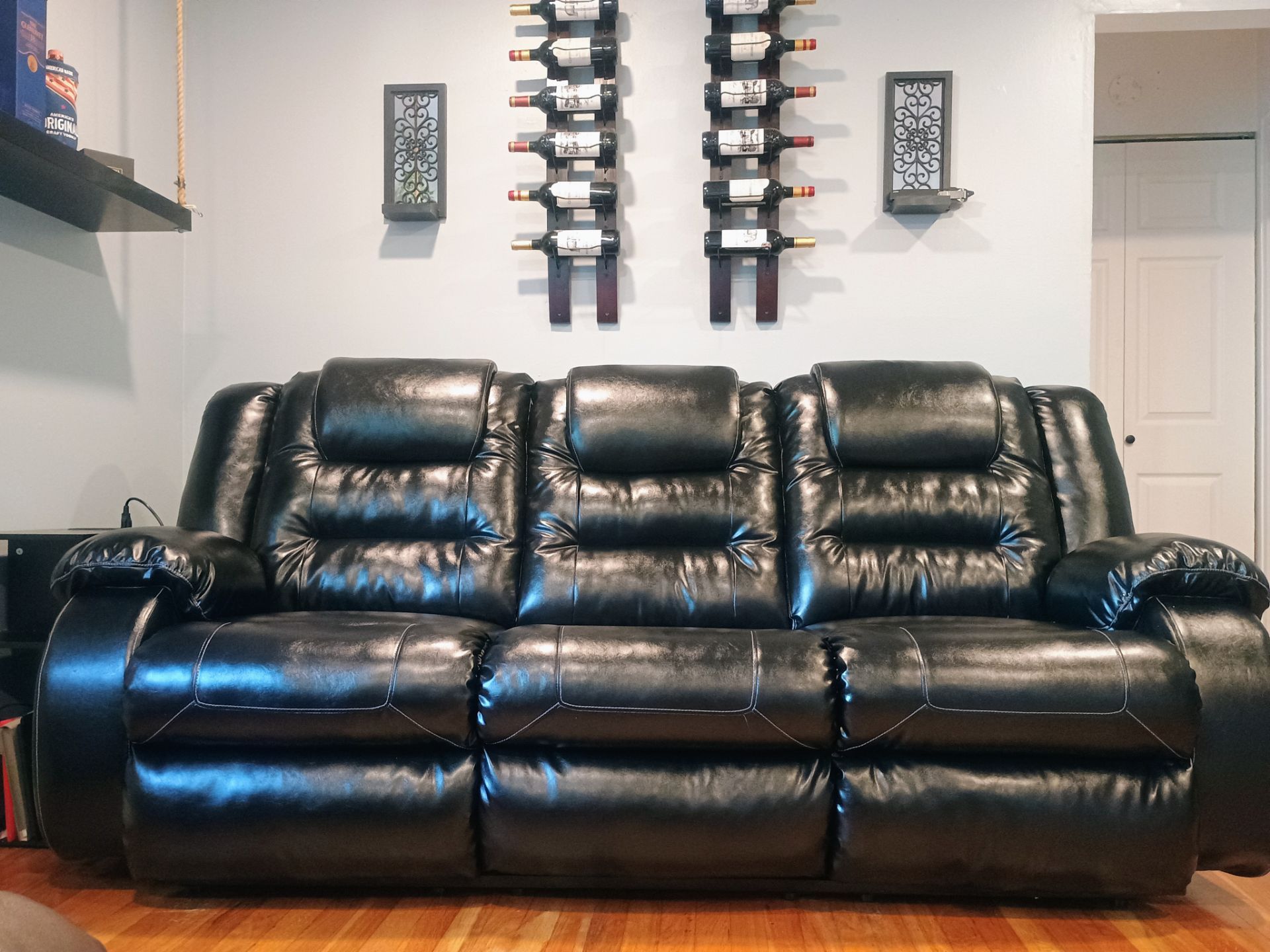 Beautiful Almost New Raymour and Flanigan Leather Recliner Couch