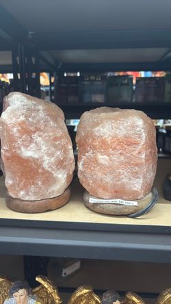 Himalayan Salt Lamps turns on different colors