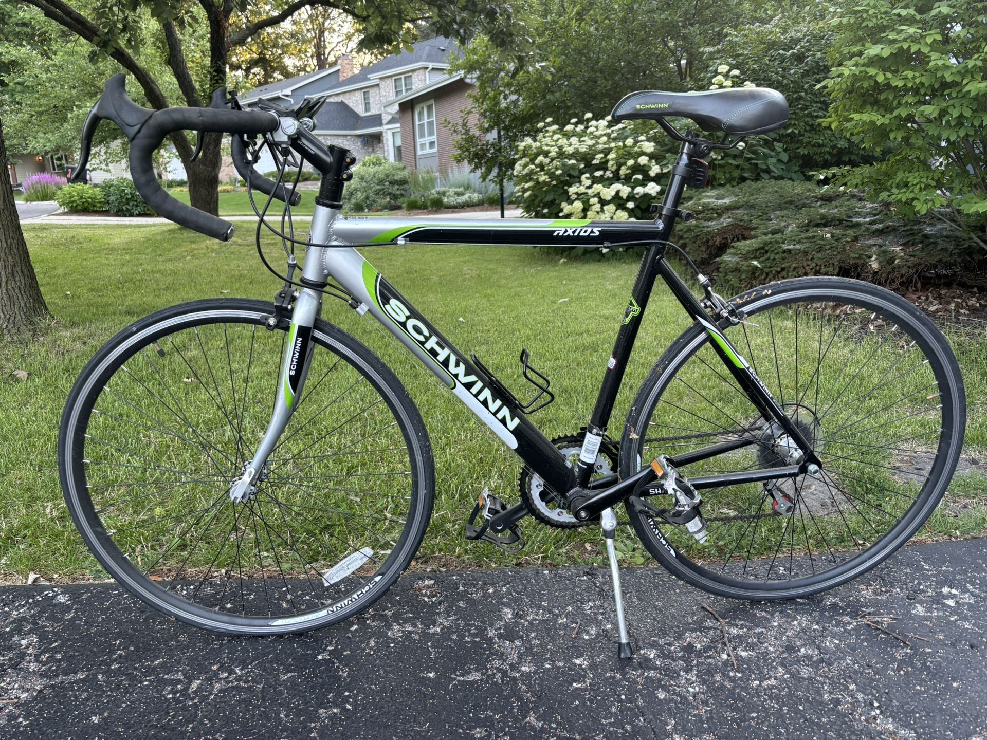 Schwinn Men’s Axios 700c Road Bike