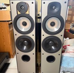 Paradigm Monitor 9 v.3 floorstanding tower speakers.