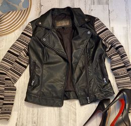 Gorgeous leather jacket with textile sleeves on zippers Size M $90