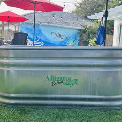 Alligator Brand Stock Tank. 24h X21 W X57”L  $175‼️