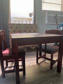 Kids table w/ 2 chairs