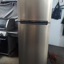 Refrigerator Whirlpool Like New Works Perfect Excelen Condition..you Can See Cable Conection..ready To Go.Refrigerador Casi Nueva Trabaja Muy Bien..