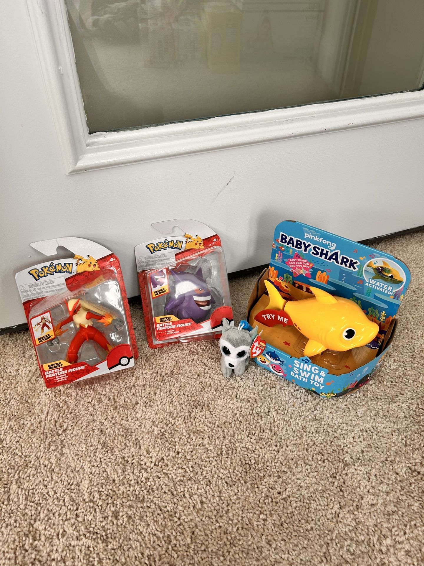 Pinkfong Baby Shark bath toy & Pokemon