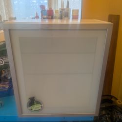 Nice wall cabinet. Glass door and shelves. Metal hanging hardware.