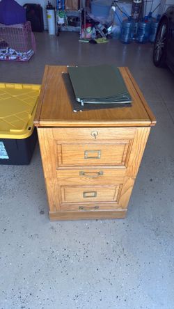 Free file cabinet in good condition with lock and keys