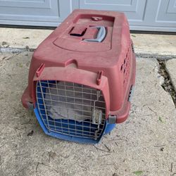 Dog can’t pet crate carrier measures 22“ X 14“ X 11“ Tall