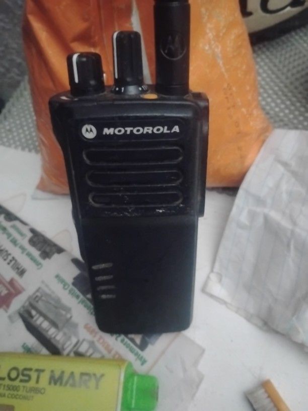 Motorola XPR 7350 E Walkie-talkie No Charger It's Still Turns On Has A 29 Hour Battery Life