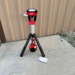 New Nuevo Milwaukee M18 18-volt Rocket Dual Power Tower Light