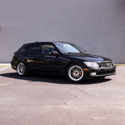 Lexus IS-300 Título Limpio 
