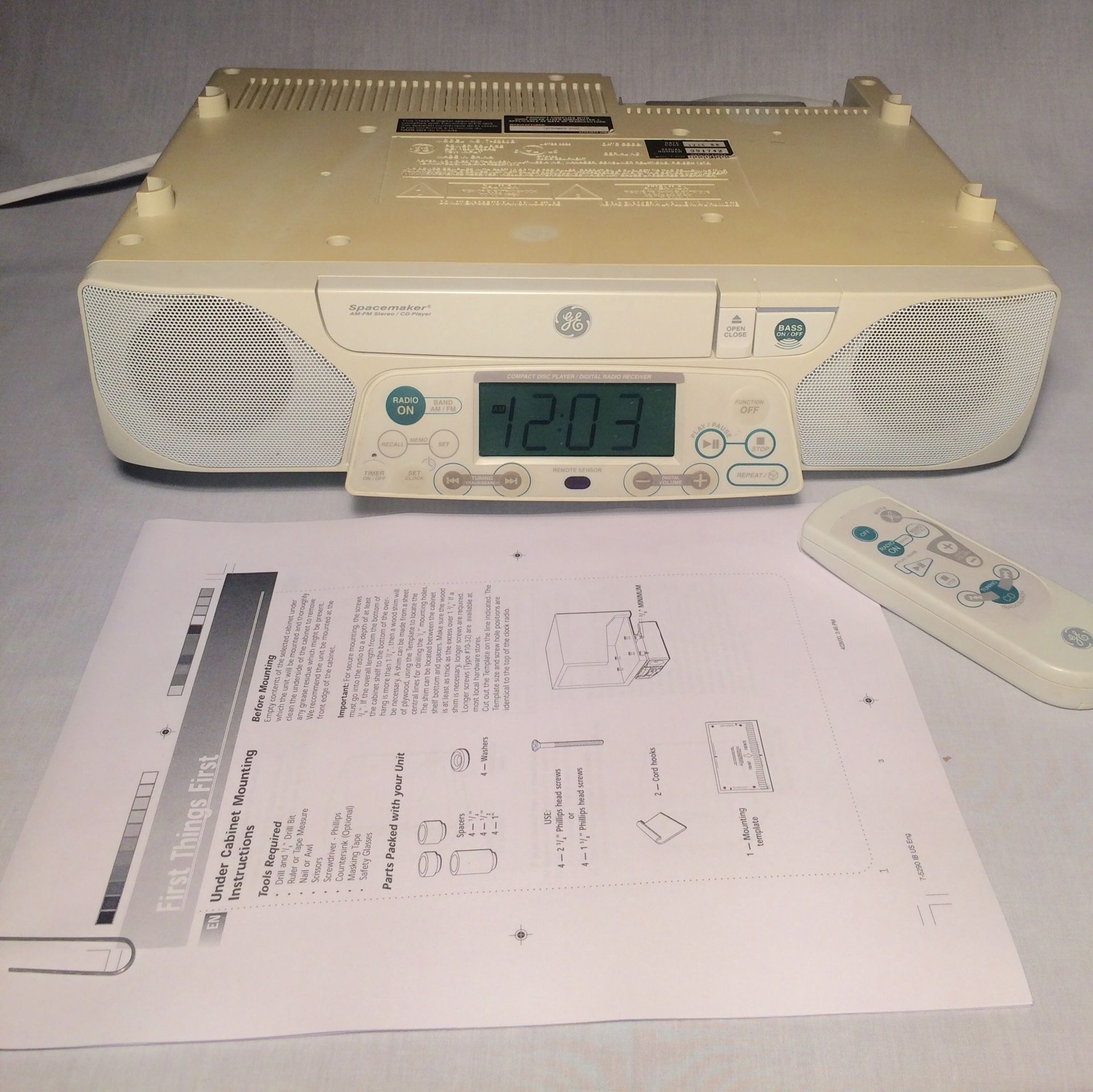GE Spacemaker 7-5290 - under cabinet CD player / radio w/light