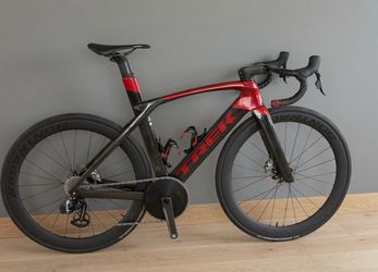 🚴🏻 TREK Madone SLR Disc AXS Carbon Road Bike – Size 54  For sale is a premium TREK Madone SLR Disc Carbon Road Bike in excellent condition.