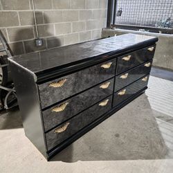 6 Draw Dresser Good For Bedroom / Living Room