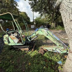 Sunward AX15 Mini Excavator – Starts – Needs Hoses – or Trade for Concrete Slab