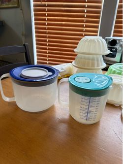 Tupperware measuring cups with lids. 5 cup and 8 cup. Both have wear so only $4 each. Rochester wa.