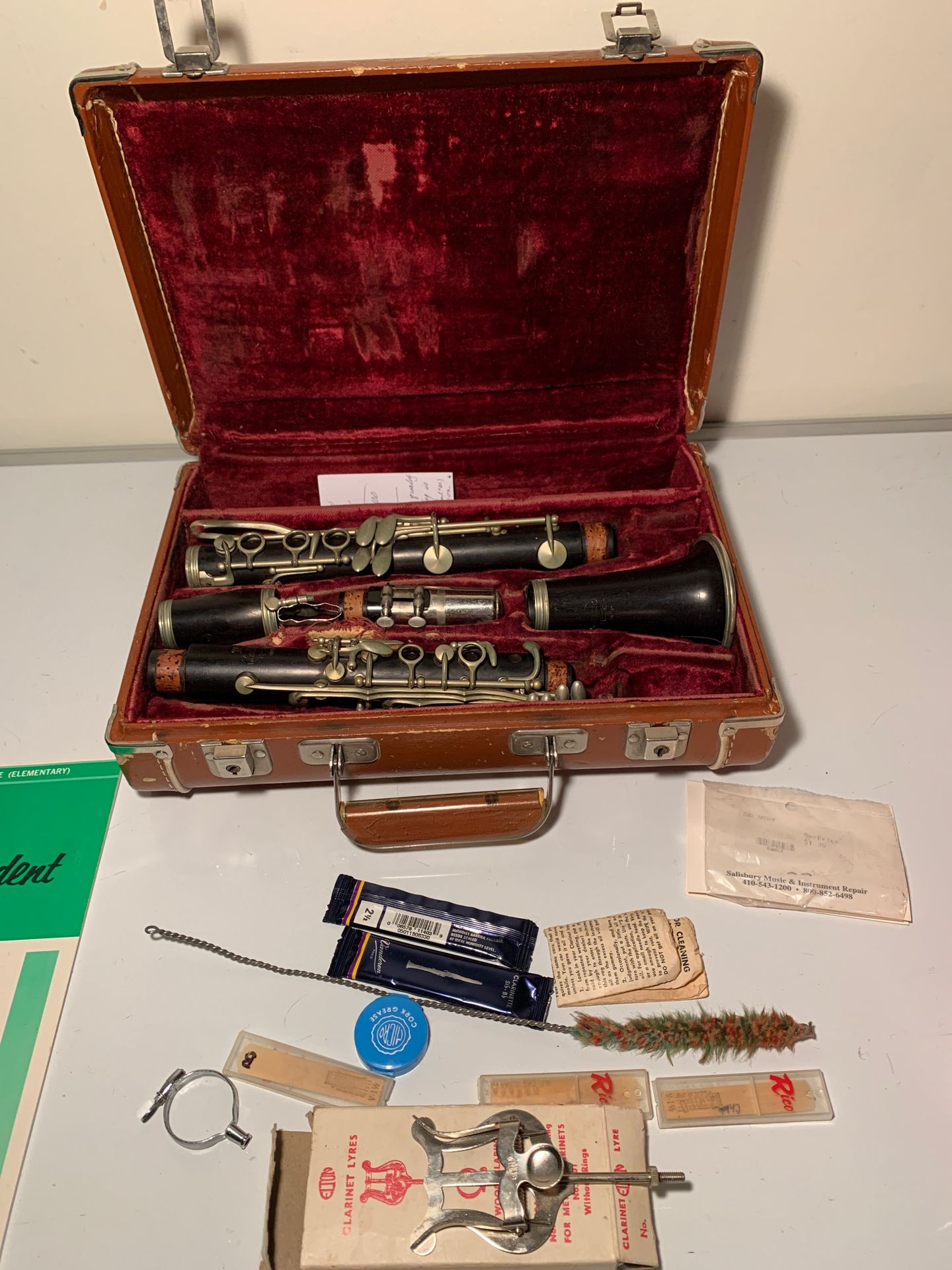 Vintage clarinet with extra parts and manual